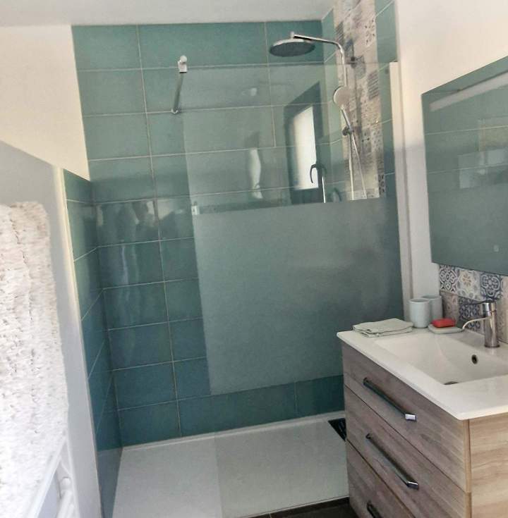 Salle de bain du Studio le Préau Aubignan